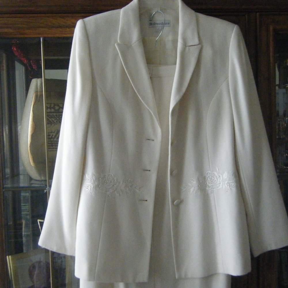 Women White Two - Piece Suit size 8
